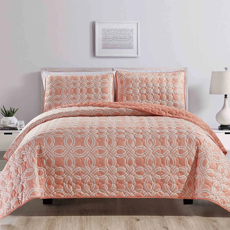 3-Piece Pink Trellis Quilt Set, King 4 3-Piece Pink Trellis Quilt Set, King - Image 2