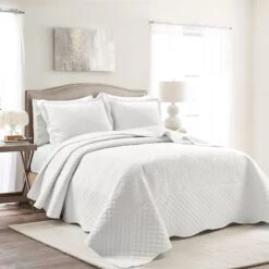 Found & Fable 3-Piece White Medallion Scalloped Quilt Set, Queen