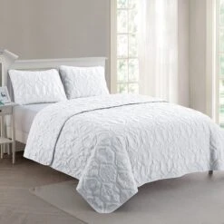 Shore White Kiing Embossed Quilt Set